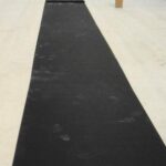 Укладка рулонного покрытия из резиновой крошки Укладка рулонного покрытия из резиновой крошки